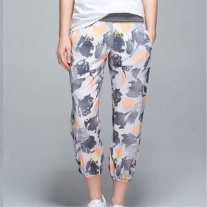 Lululemon Om Pant Mini Art Pop White Multi / Slate 4